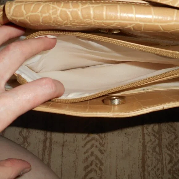 Vintage Guess handbag in camel color crocodile like pattern - Picture 8 of 9